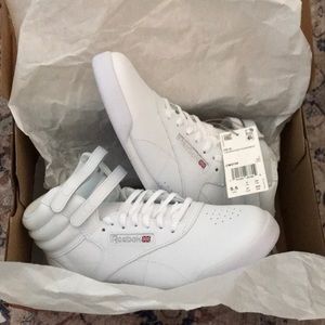 BRAND NEW NEVER WORN WHITE AS CAN BE 5.5usa Reebok